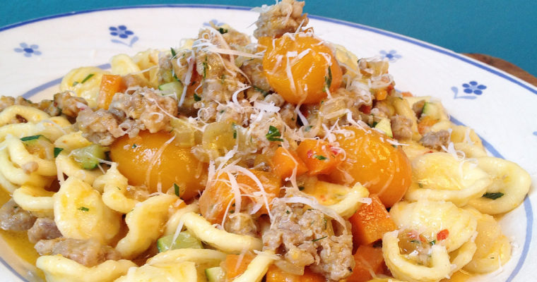 Orecchiette con salsiccia al finocchietto, datterino giallo e zucchine