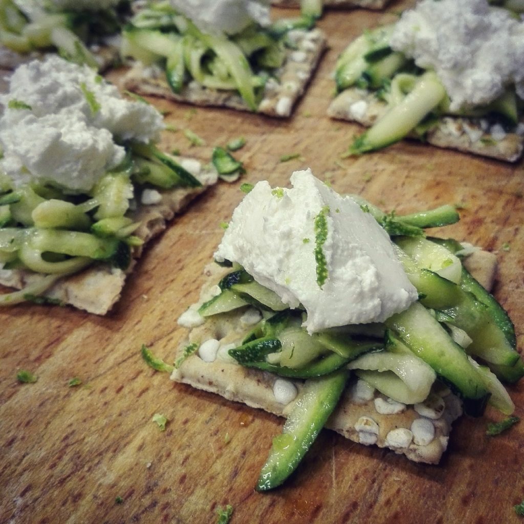 Tartine di zucchine, lime e robiola