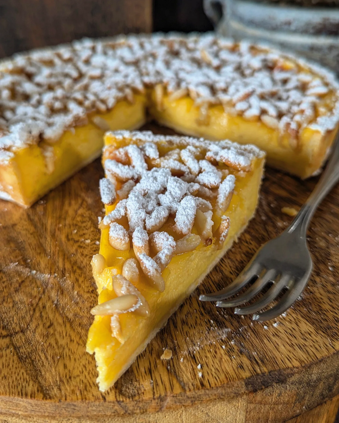 Torta della nonna al profumo di limone