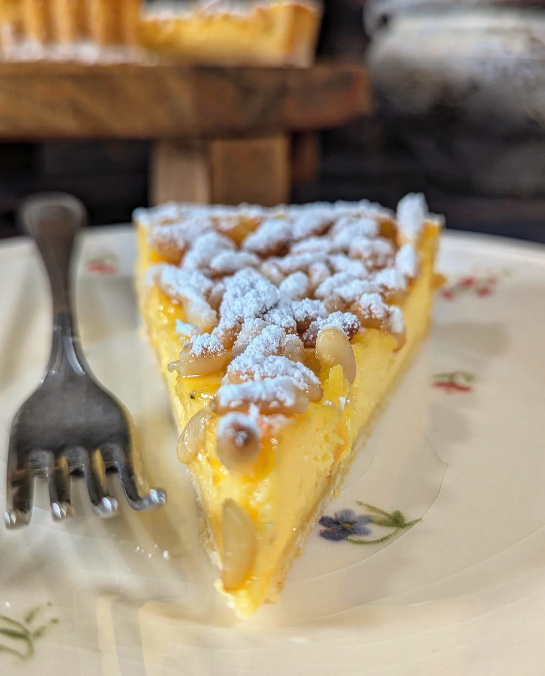 Torta della nonna al profumo di limone