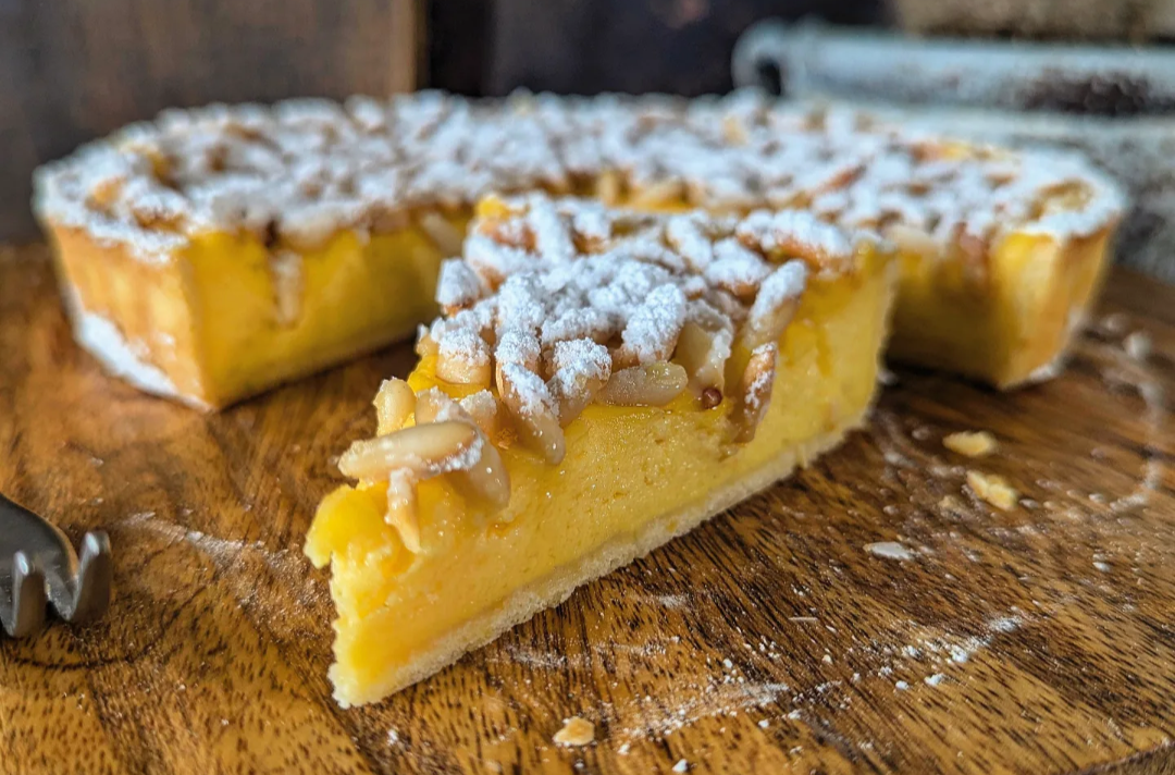 Torta della nonna al profumo di limone