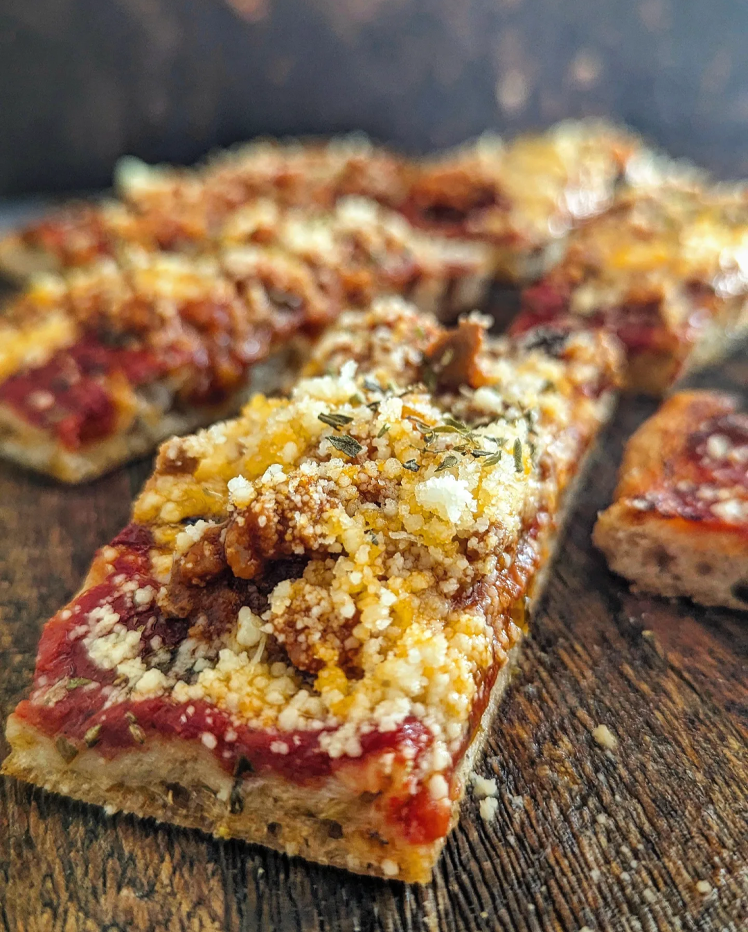 Pizza rossa con salsa boloñesa e Parmigiano