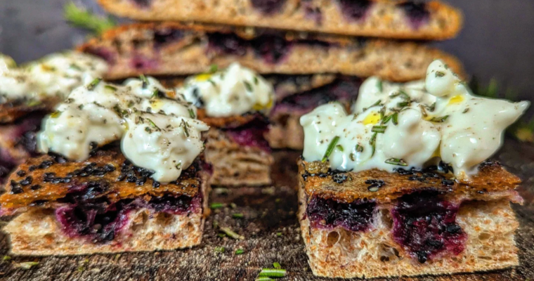 Focaccia integrale con mirtilli e sesamo nero gorgonzola e rosmarino