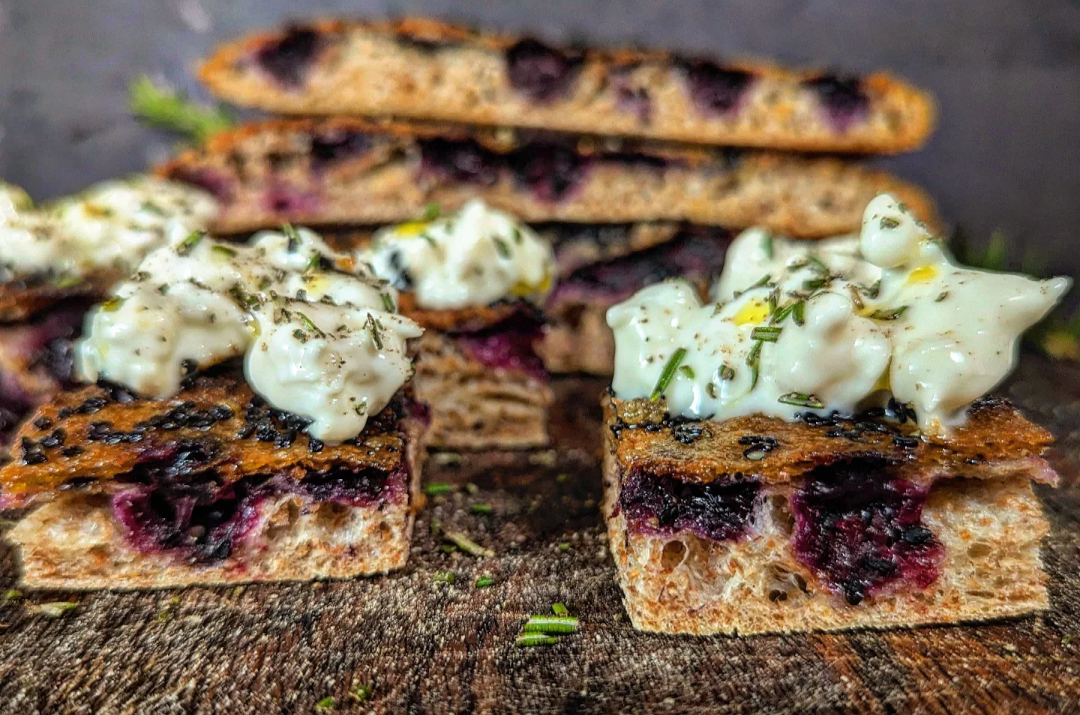 Focaccia integrale con mirtilli e sesamo nero gorgonzola e rosmarino