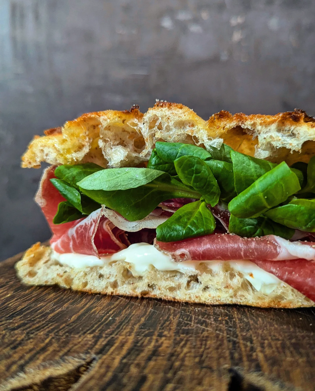 Focaccia Crunch con capocollo stracchino e valeriana