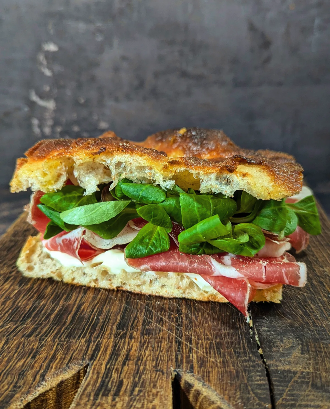 Focaccia Crunch con capocollo stracchino e valeriana