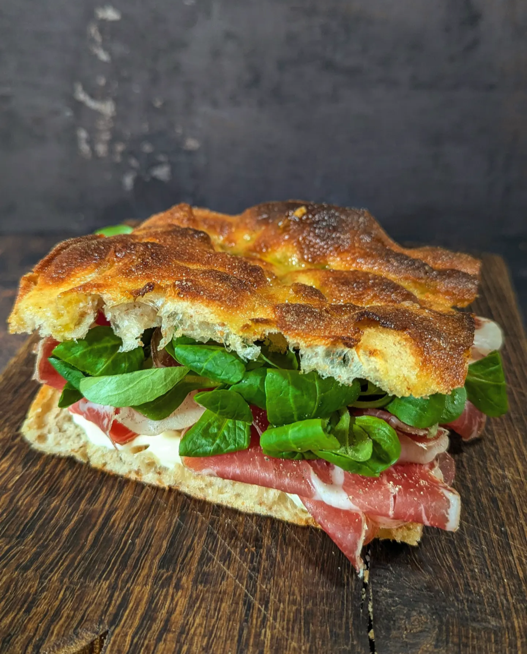 Focaccia Crunch con capocollo stracchino e valeriana