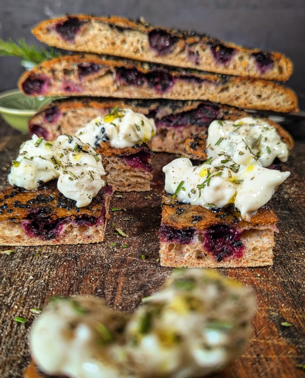 Focaccia integrale con mirtilli e sesamo nero gorgonzola e rosmarino