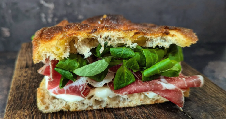 Focaccia Crunch con capocollo stracchino e valeriana