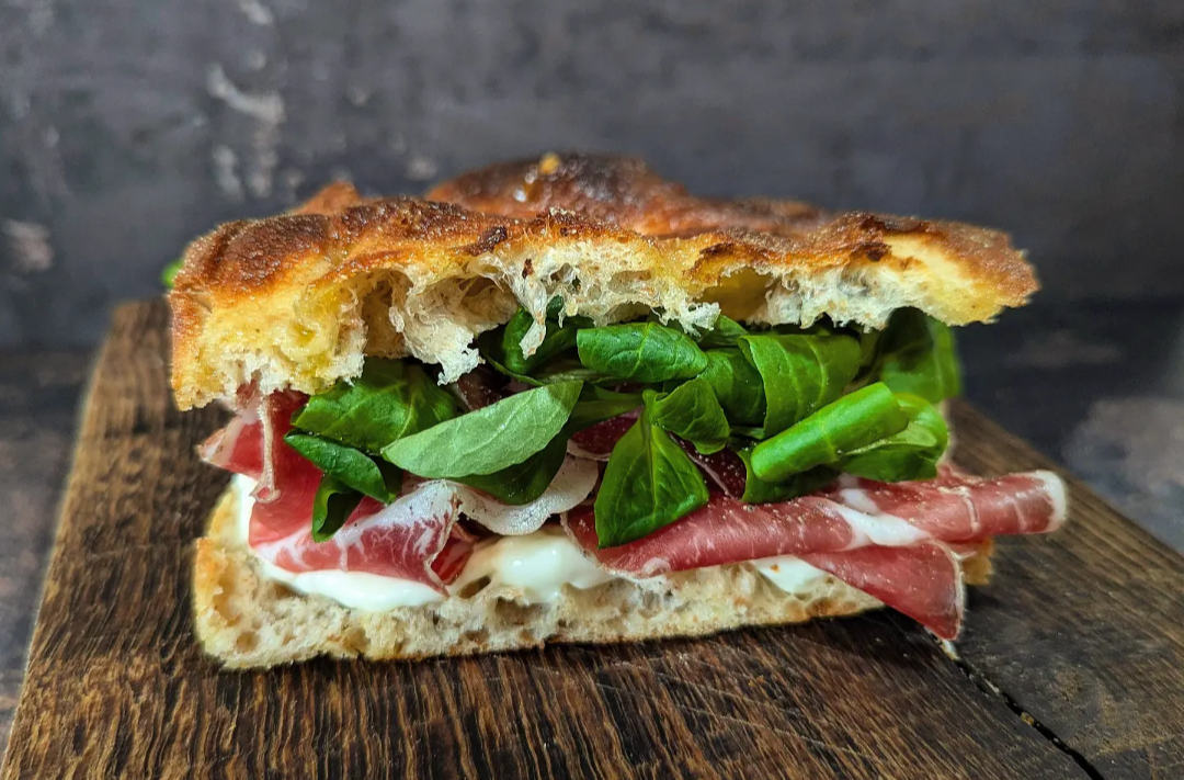 Focaccia Crunch con capocollo stracchino e valeriana