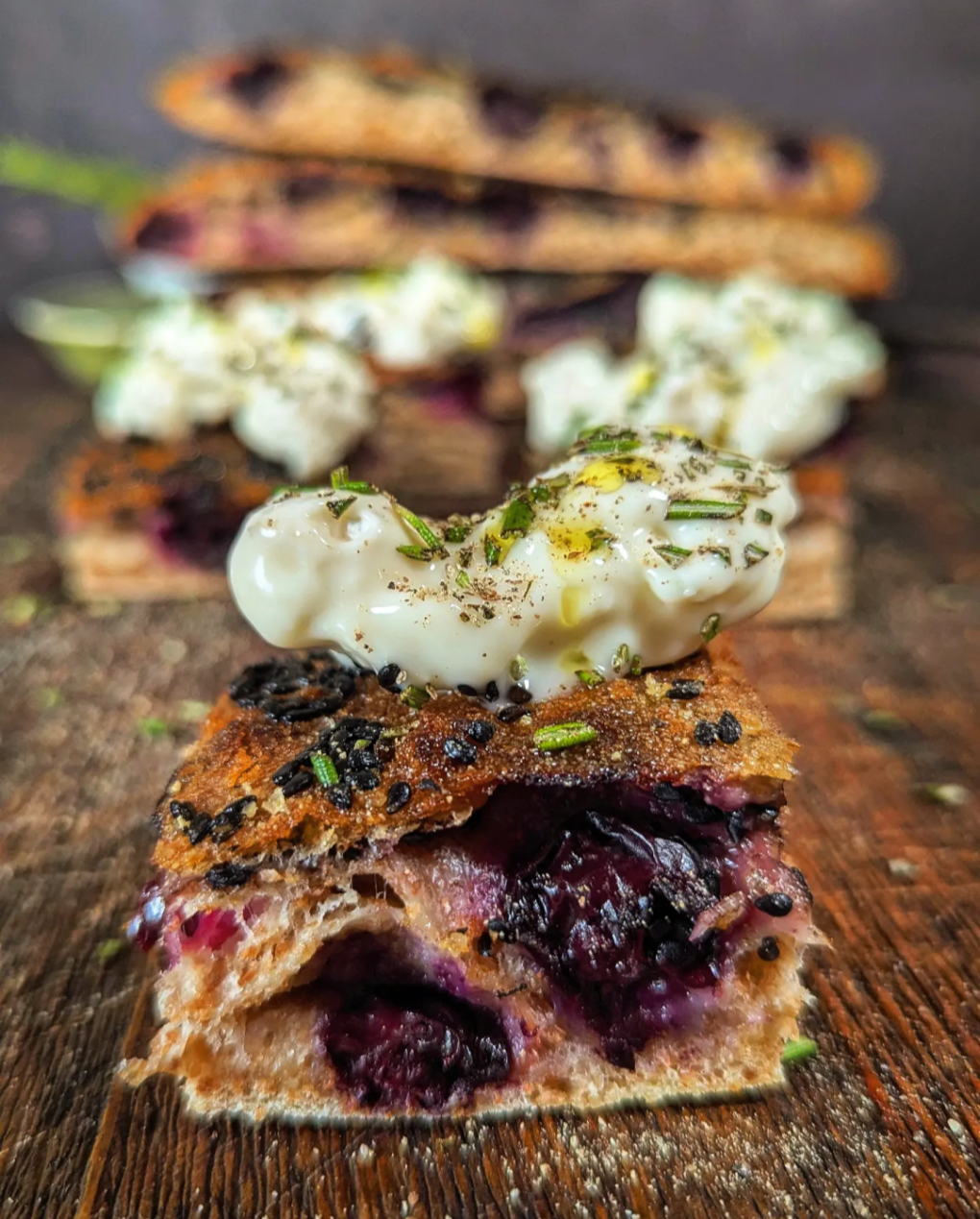 Focaccia integrale con mirtilli e sesamo nero gorgonzola e rosmarino