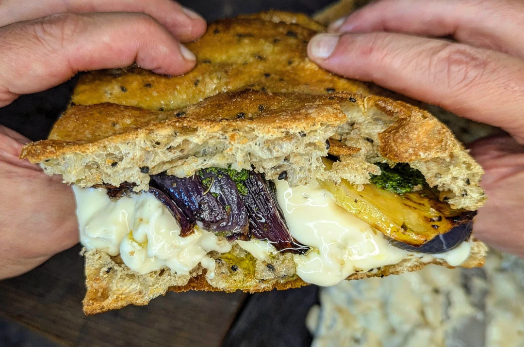 Focaccia integrale con gorgonzola dolce patate cipolle arrosto e salsa verde