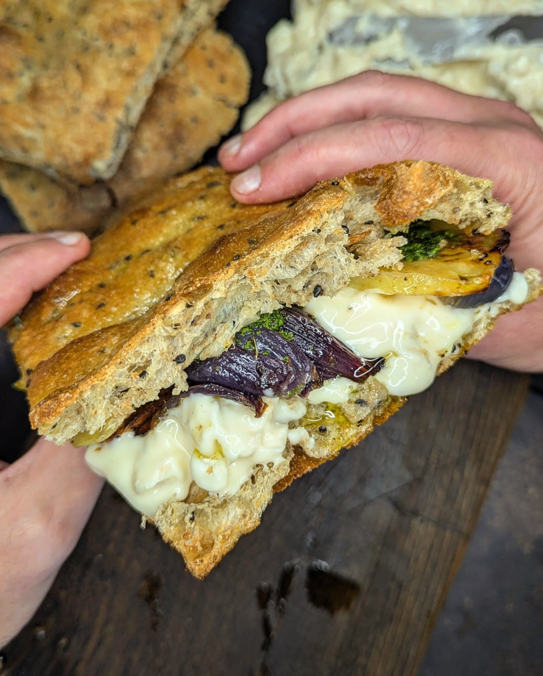 Focaccia integrale con gorgonzola dolce patate cipolle arrosto e salsa verde