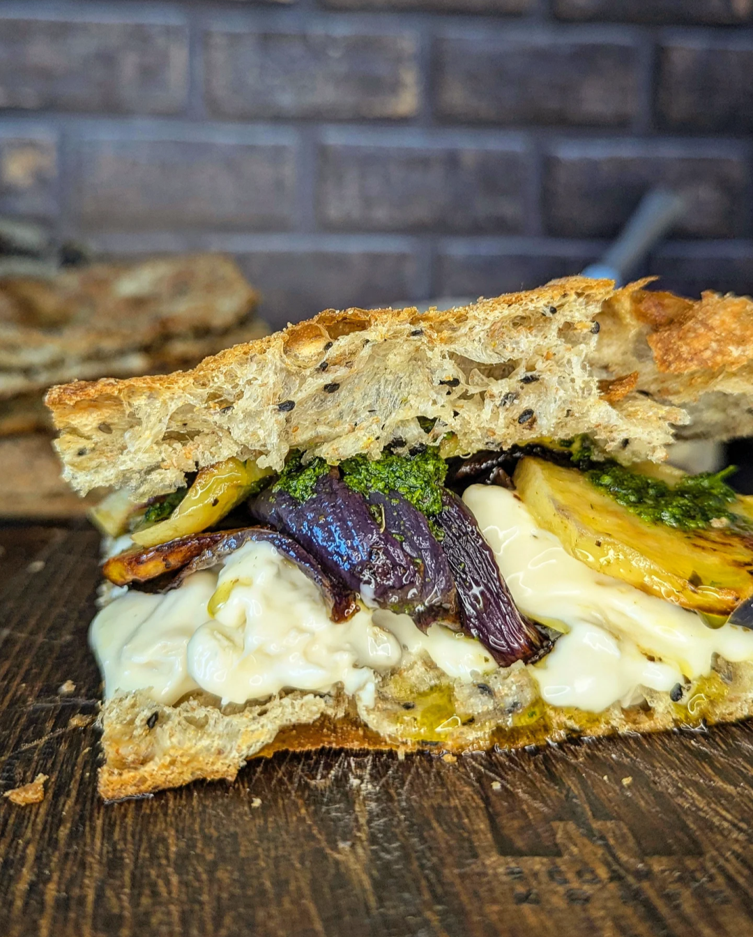 Focaccia integrale con gorgonzola dolce patate cipolle arrosto e salsa verde