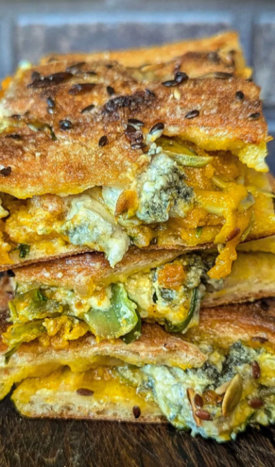 Focaccia con zucca gorgonzola DOP piccante e puntarelle