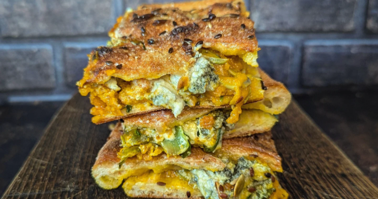 Focaccia con zucca gorgonzola DOP piccante e puntarelle