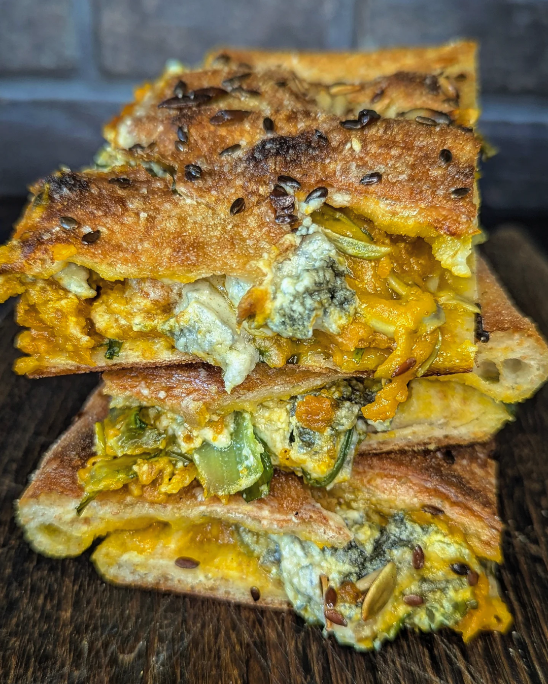 Focaccia con zucca gorgonzola DOP piccante e puntarelle