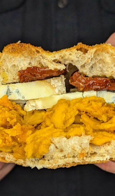 Focaccia crunch con zucca Gorgonzola DOP piccante e pomodori secchi